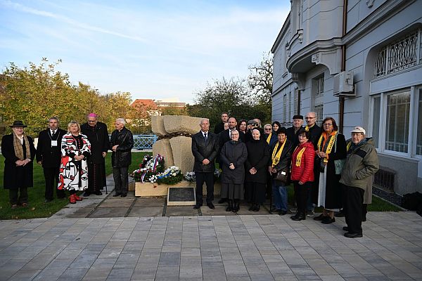Foto: Účastníci pietnej spomienky pri pamätníku